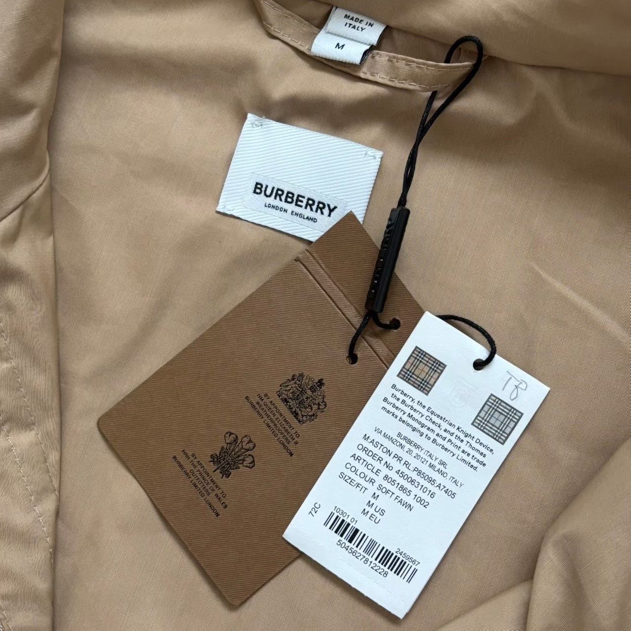 未使用タグ付き BURBERRY バーバリー ナイロンジャケット ベージュ 赤