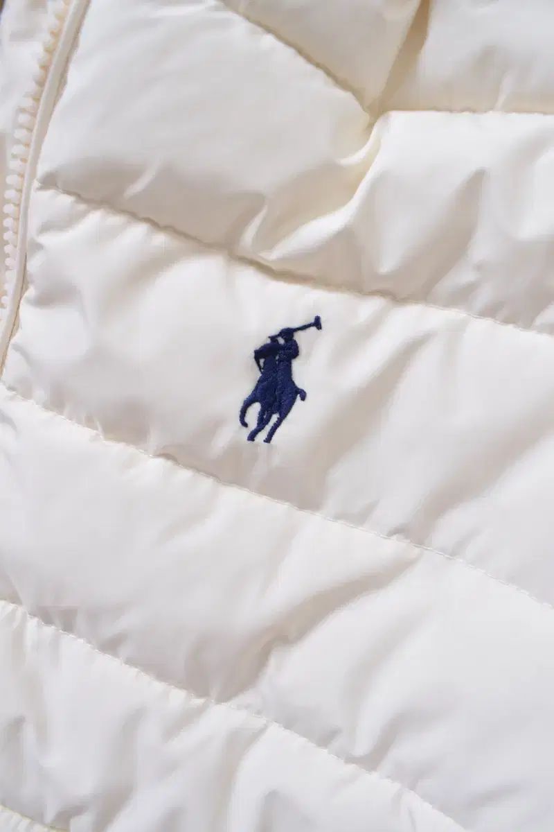 アウター クリーム色