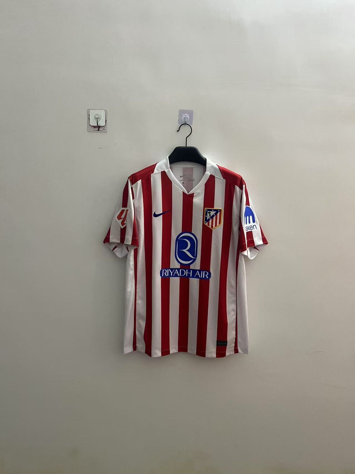 アトレティコ・マドリード GRIEZMANN 7 ユニフォーム（正規品） アトレティコ・マドリード GRIEZMANN 7 ユニフォーム - メルカリ