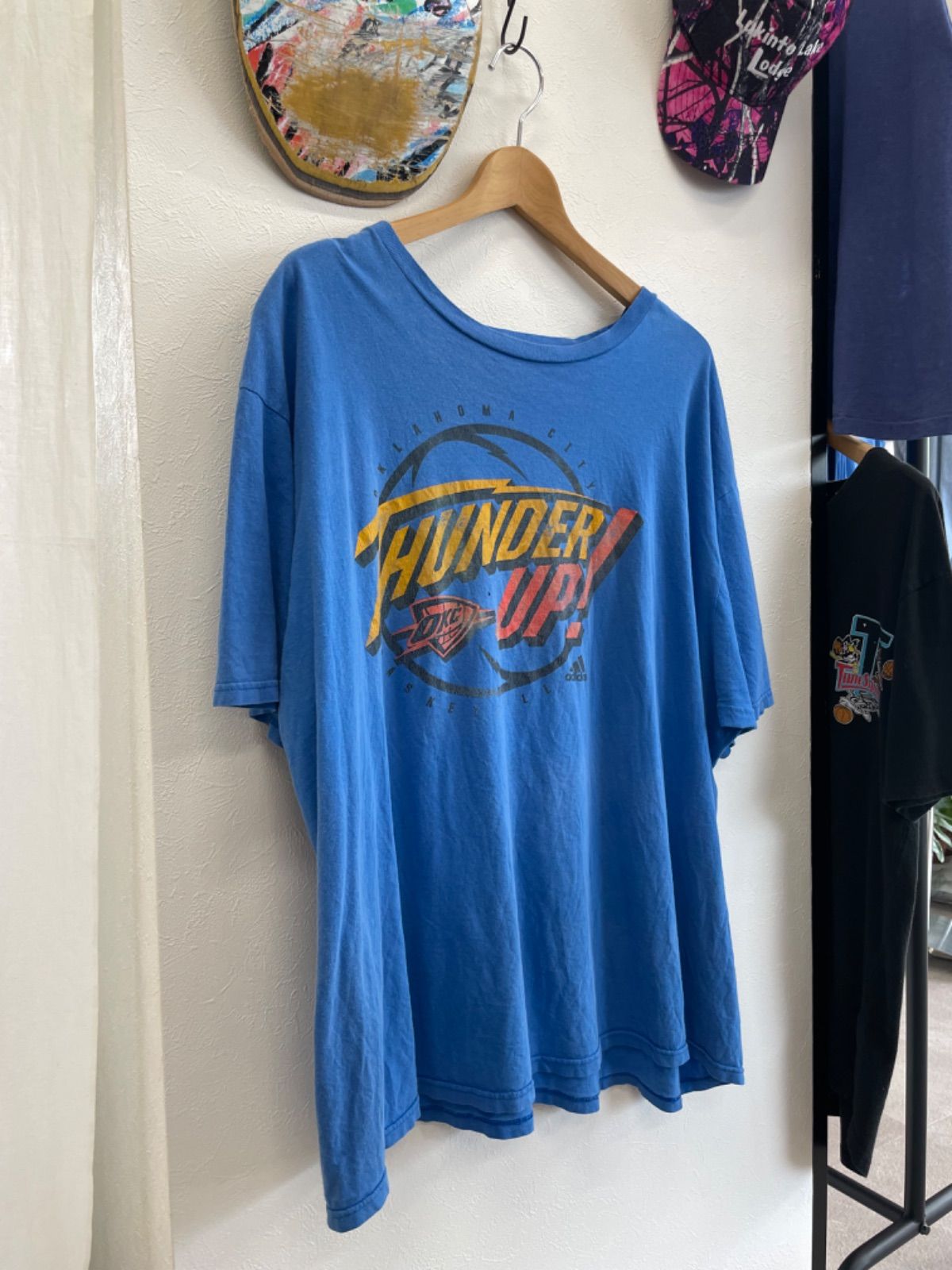 adidas アディダス／NBA OKLAHOMA CITY THUNDER ロゴ プリン Tシャツ