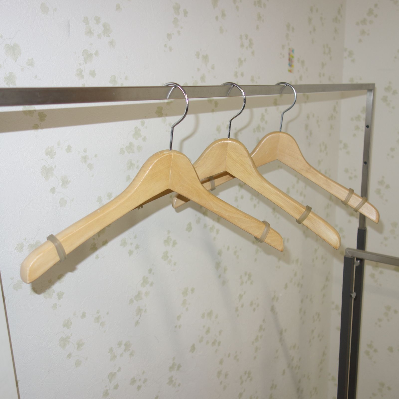 グレー