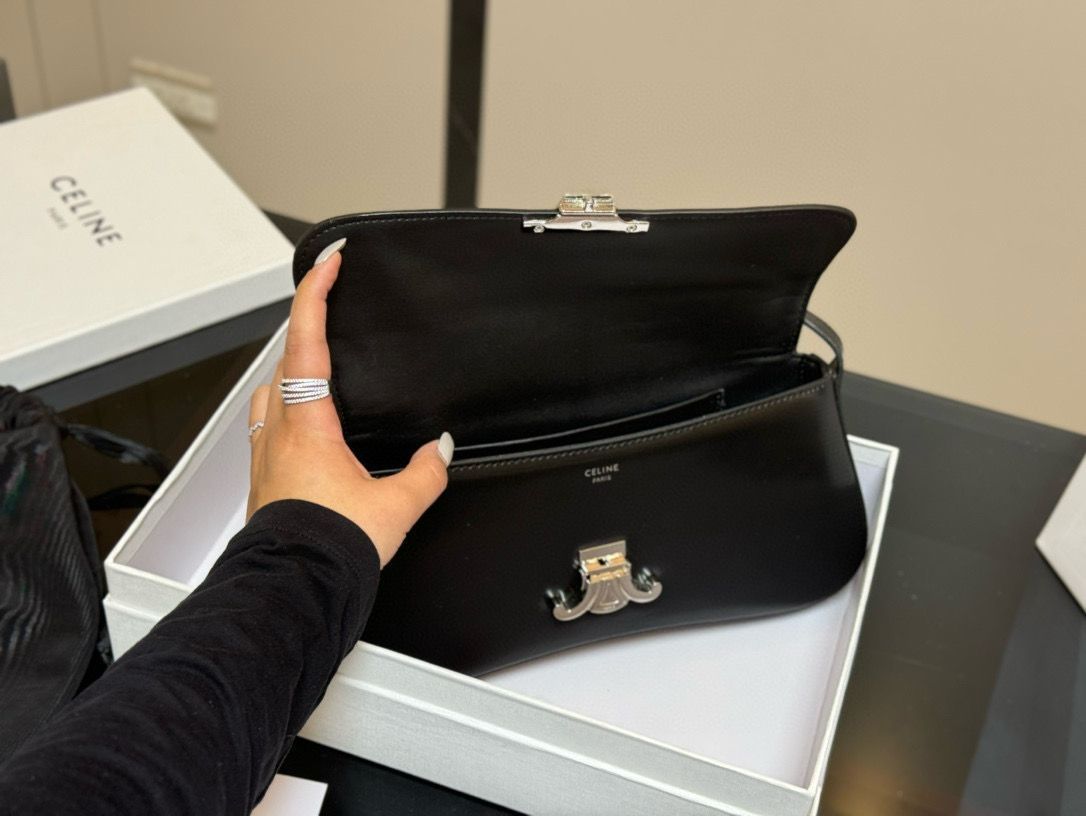 VINTAGE●CELINE●セリーヌ キャラメル アンダーアームバッグ Celine] アンダーアームバッグ トリオンフデザイン - 専用