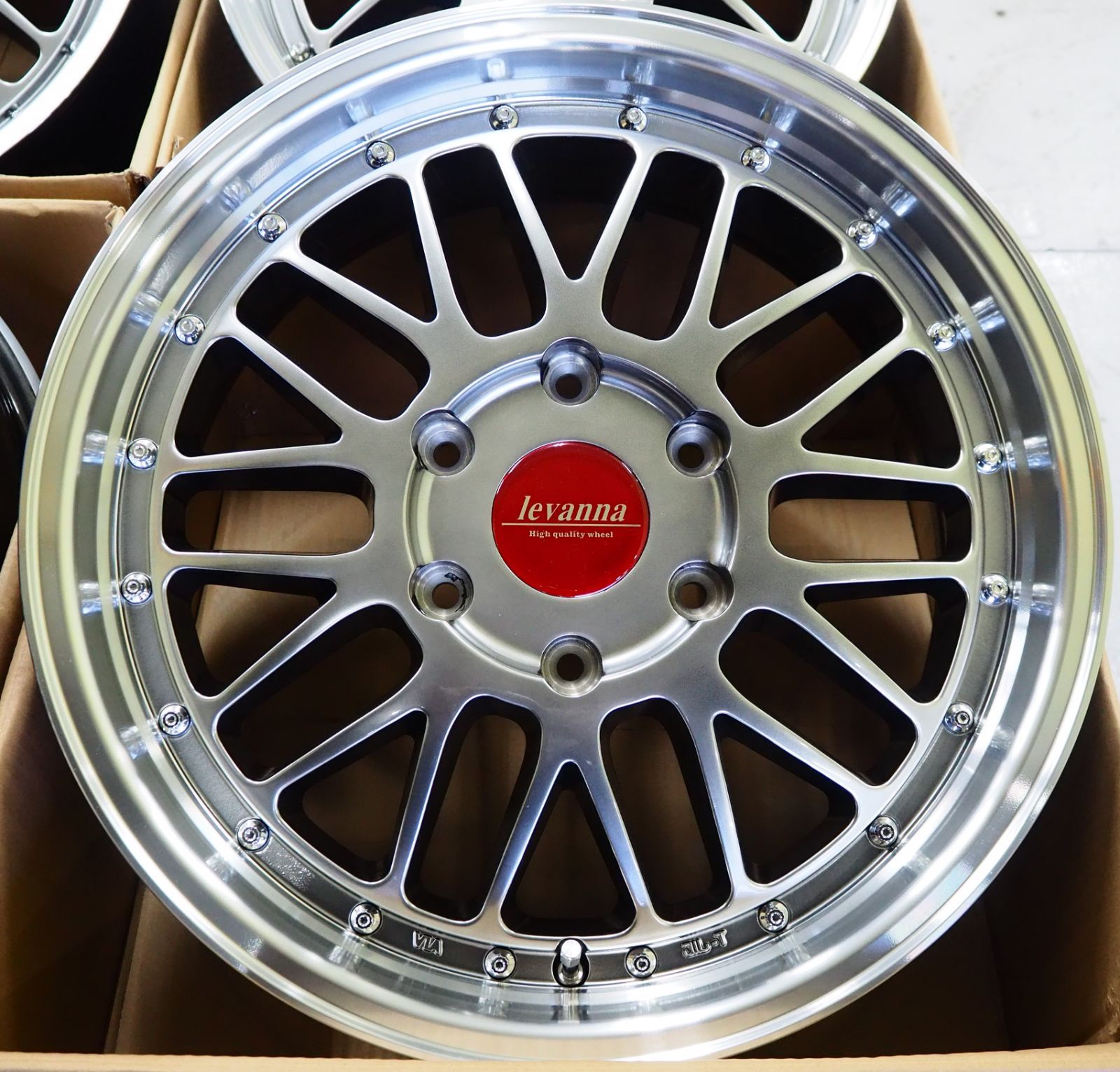 200系ハイエース 深リムメッシュ levanna V10LTH 18inch 7.0J