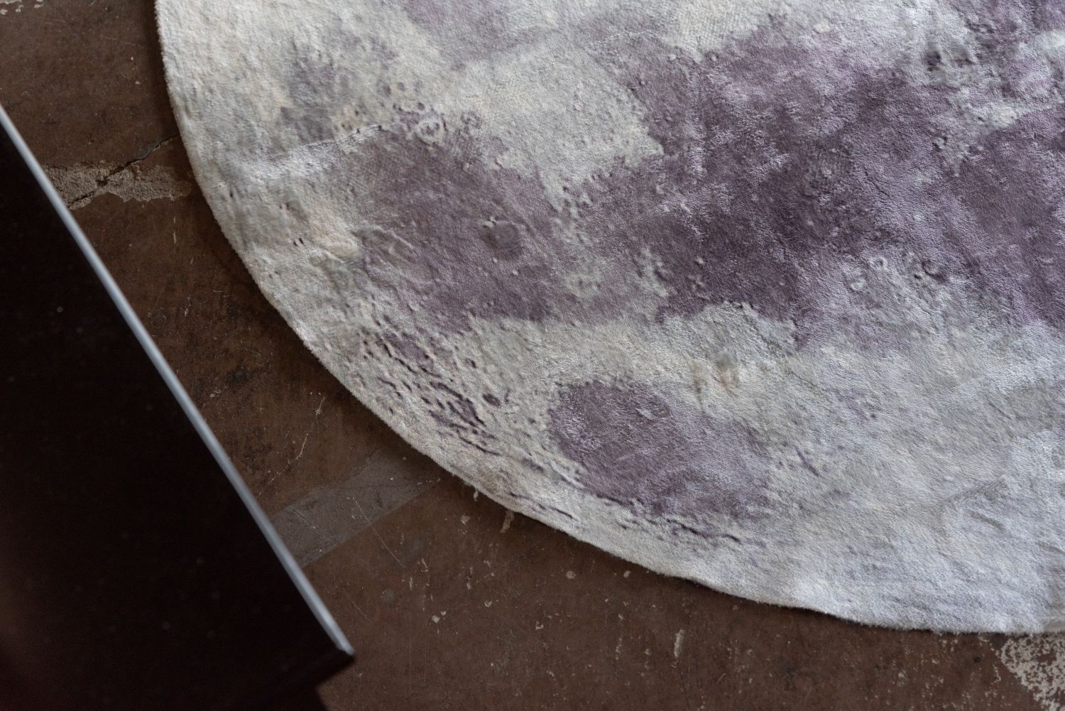 本州 ラグ ムーン 写真 個性派 リアルプリント ブラック シンプル 滑り止め加工 インテリア 約φ140