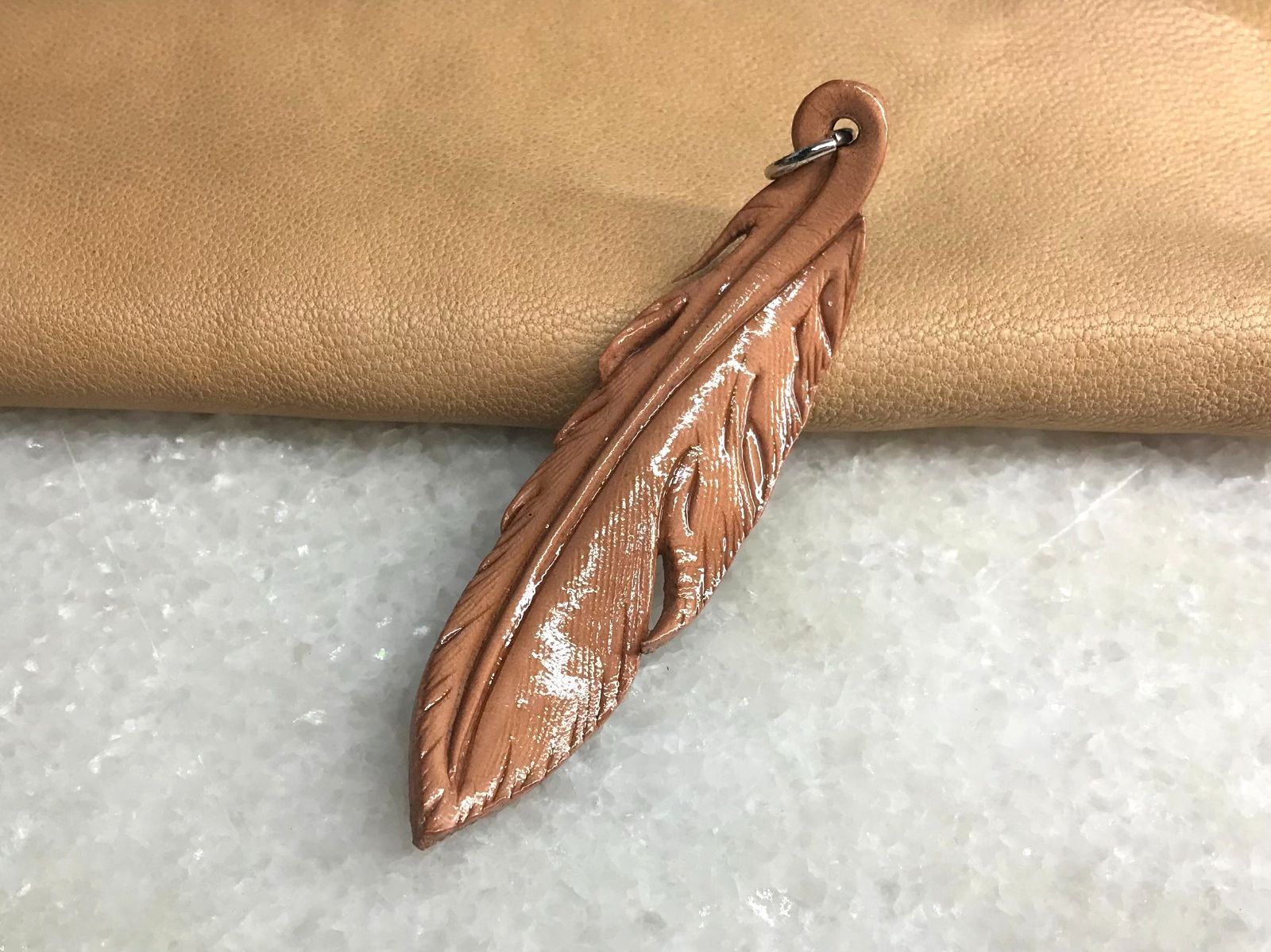 栃木レザー フェザー ペンダントトップチャーム 丸カンタイプ  