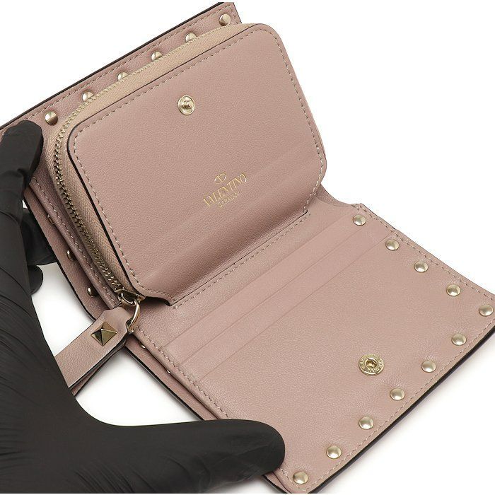 美品 ヴァレンティノ・ガラヴァーニ ロックスタッズ 二つ折り財布 ピンクベージュ 美品 ヴァレンティノ・ガラヴァーニ ロックスタッズ 二つ折り