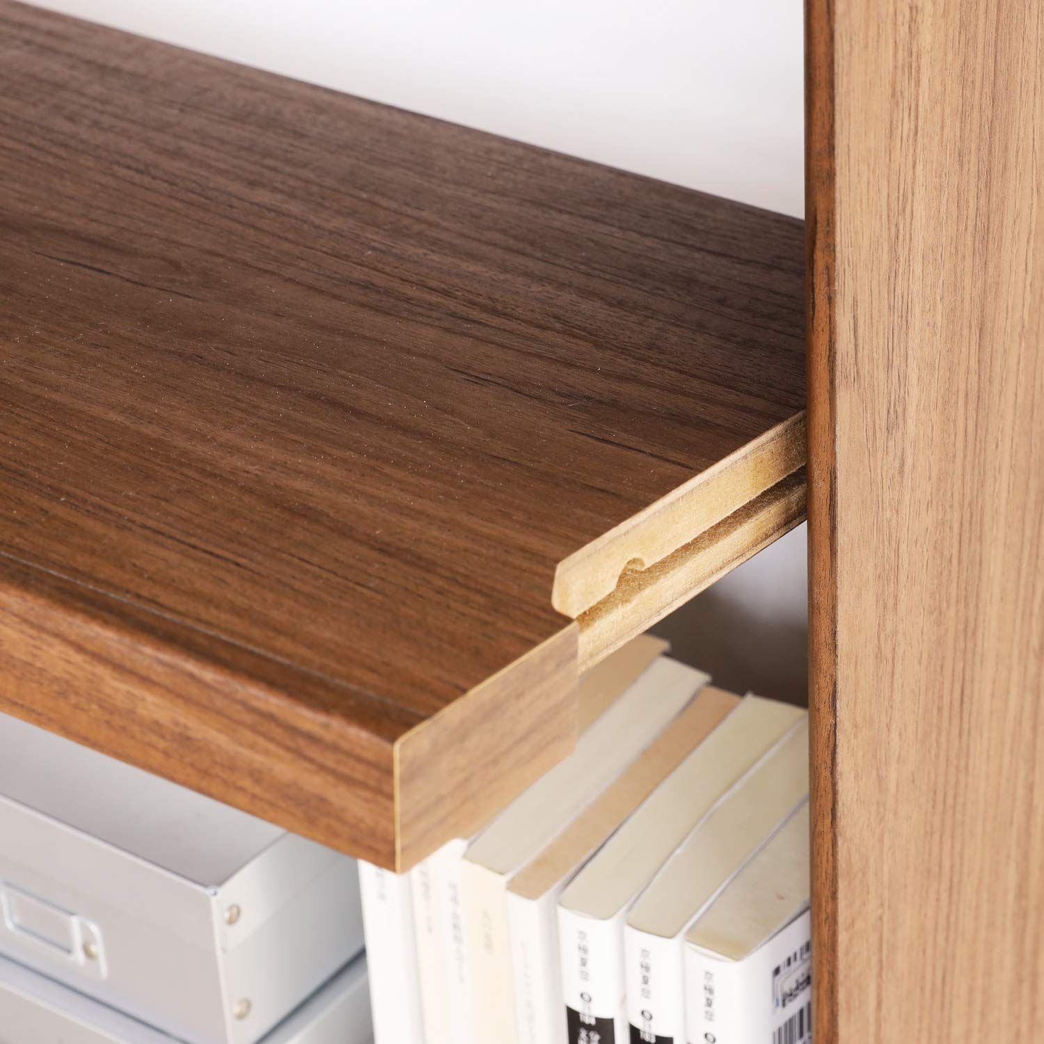 厚い棚板が力強く存在感を放つ高さ2mの