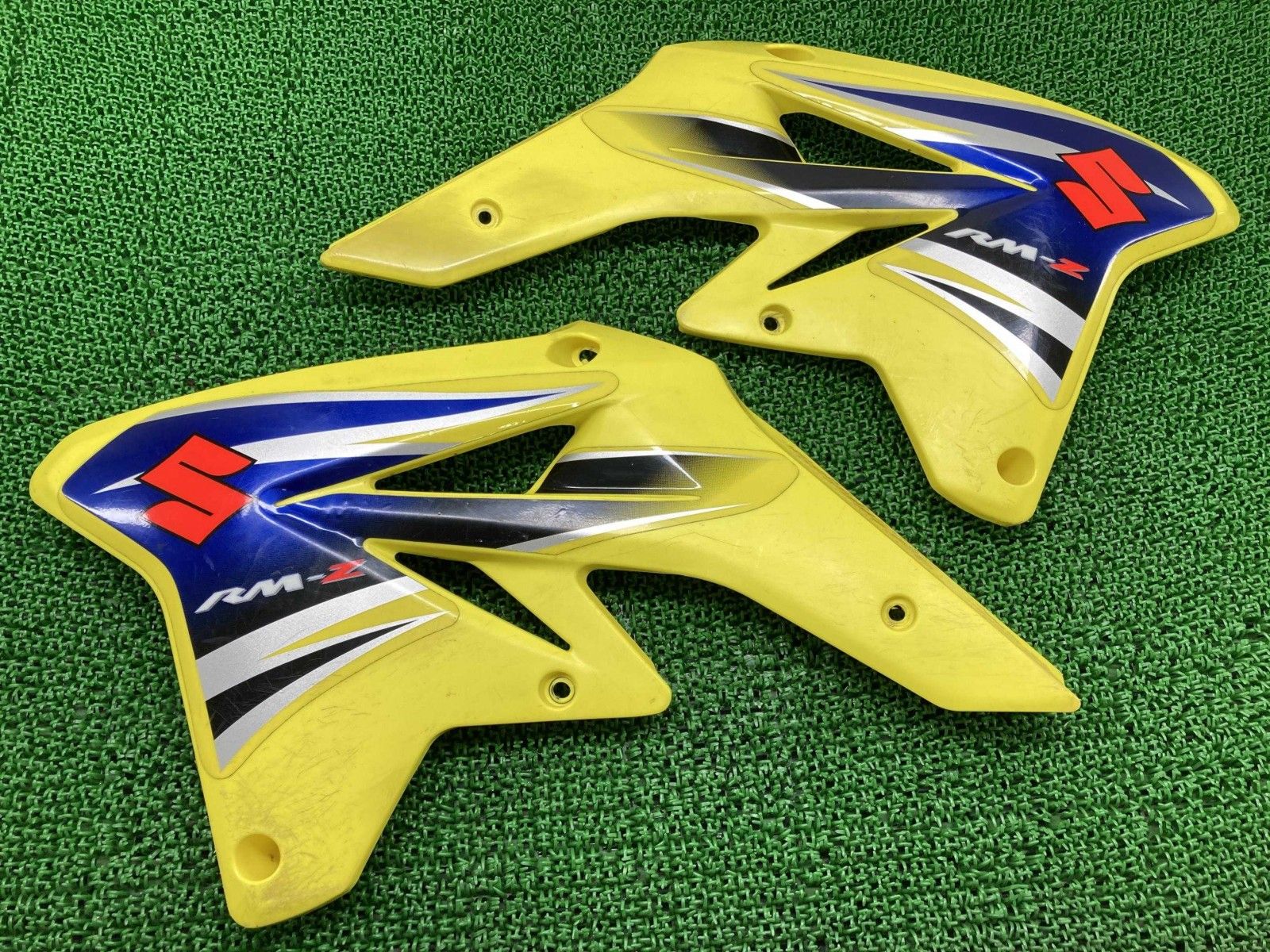 RM-Z250 シュラウド 左右 黄 社外 中古 バイク 部品 ～09年 ノーマルタイプ 割れ欠け無し 品薄 希少品 サイドカウル Nf RM-Z250 シュラウド 左右 黄 社外 バイク 部品 ～09年 ノーマルタイプ