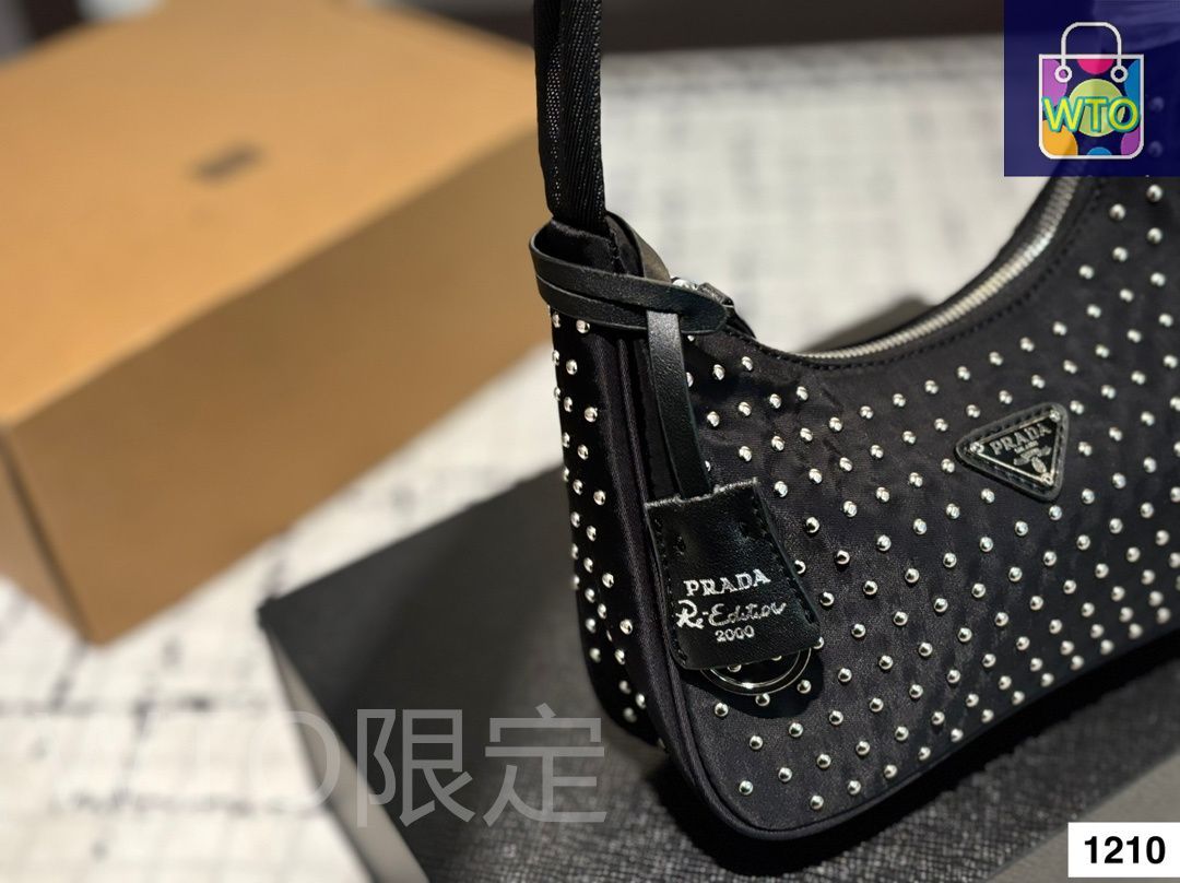 PRADA レザー アンダーアームバッグ ? 21×12cm [本日特価|新品未