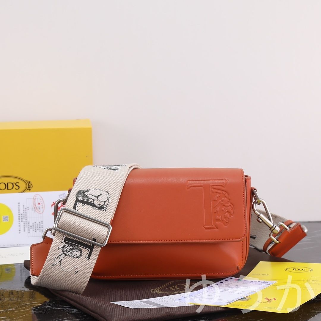 TOD'S 2023年新作 トートバッグ 大サイズ 牛革素材 高級感 機能的で実用的 ブラック 大容量デザイン 通勤と日常使いに最適