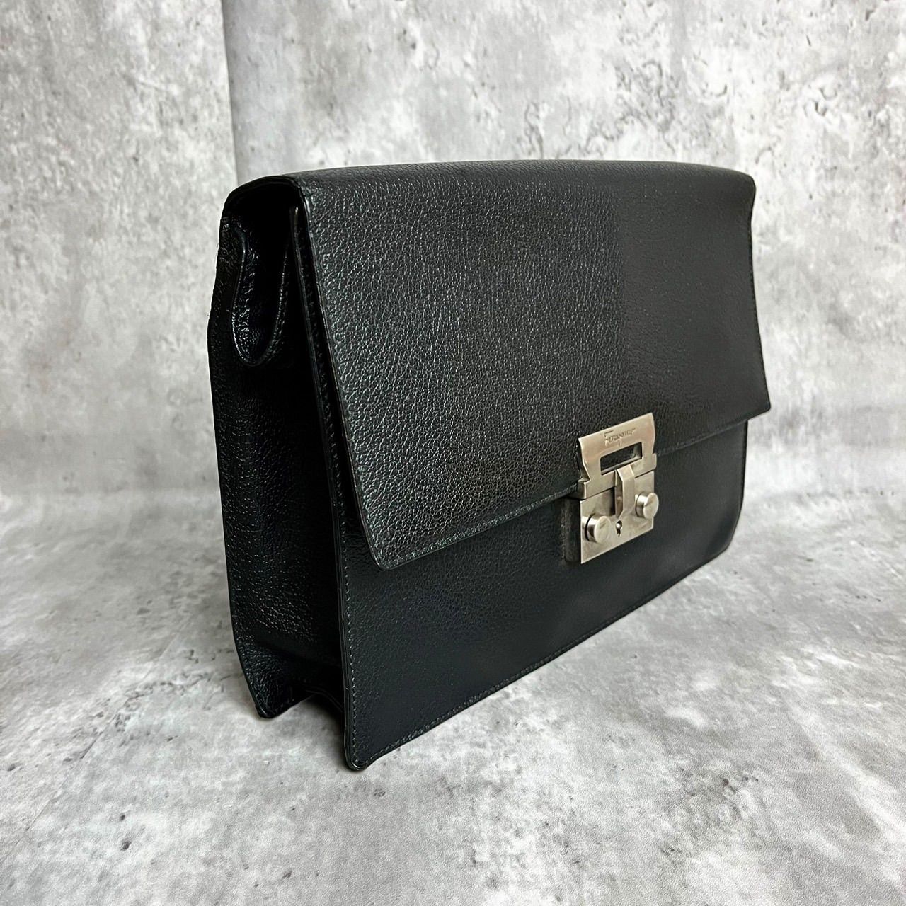 ✨良品✨ Salvatore Ferragamo サルヴァトーレフェラガモ クラッチバッグ セカンドバッグ ハンドバッグ シルバー金具 ロゴ型押し レザー レディース メンズ ブラック 黒色