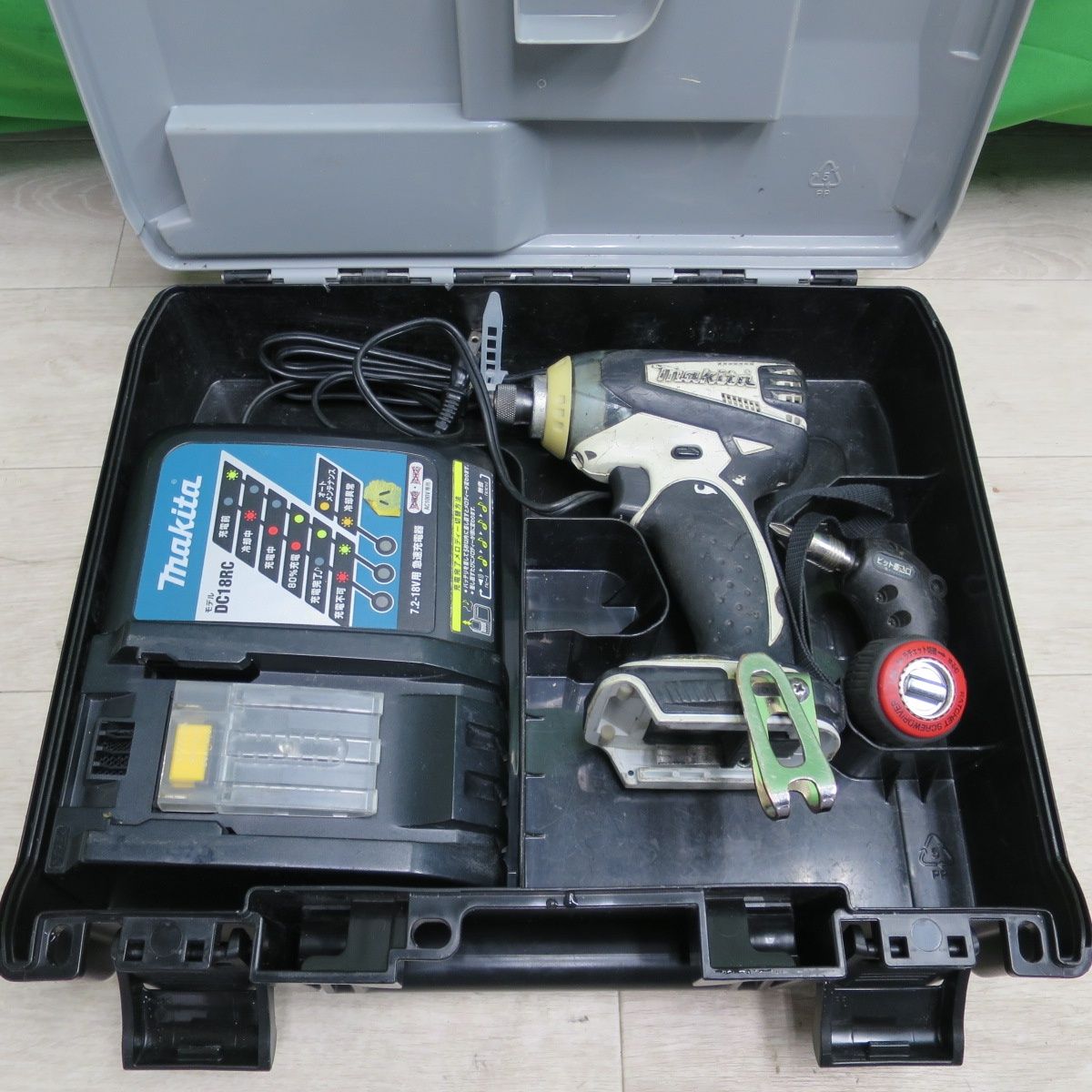 送料無料] ☆makita マキタ 充電式 インパクトドライバ TD133D 充電器 