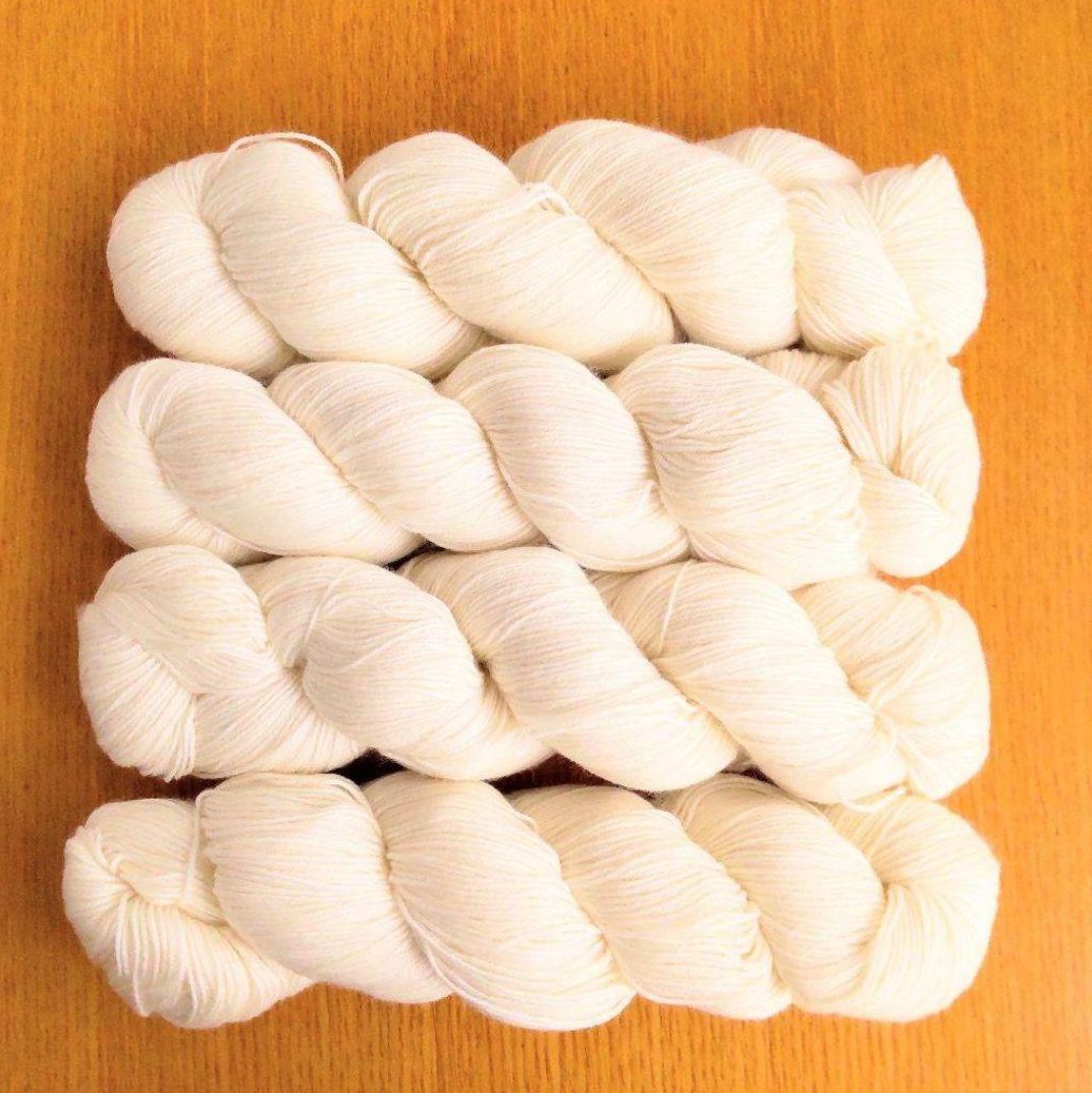 Loyalyarns 染色用毛糸 4ply ウール75% ナイロン25% - 素材/材料