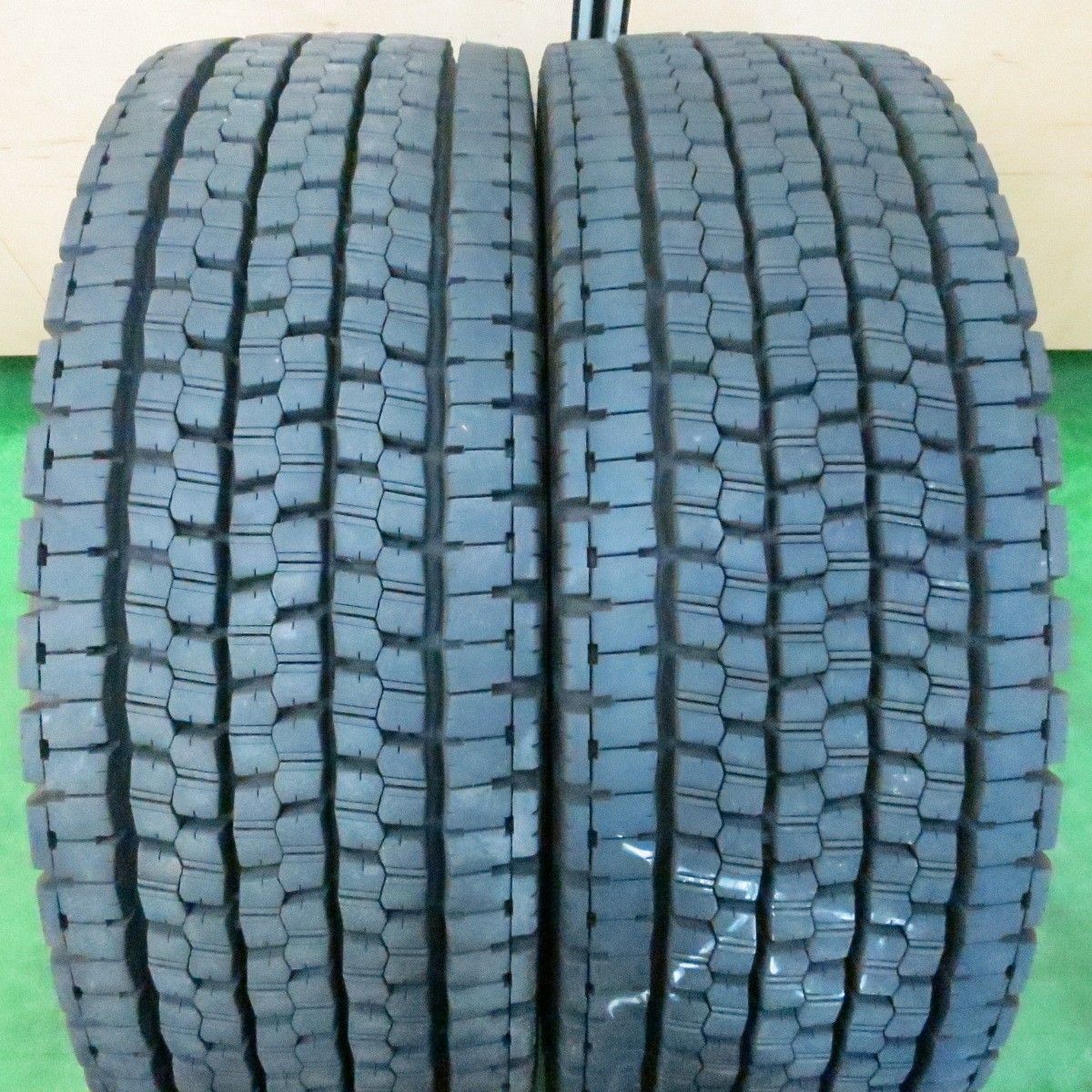 *送料無料* バリ溝！23年！9.5分以上トラック タイヤ 245/70R19.5 136/134J スタッドレス ブリヂストン W999 19.5インチ4050410ナス