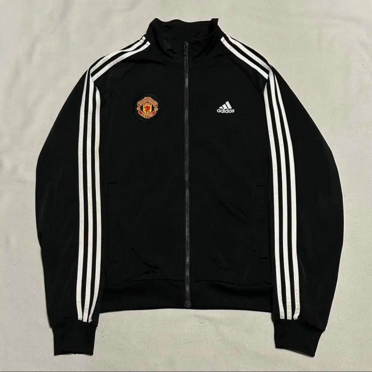 アディダス マンチェスターユナイテッド トラックジャージ