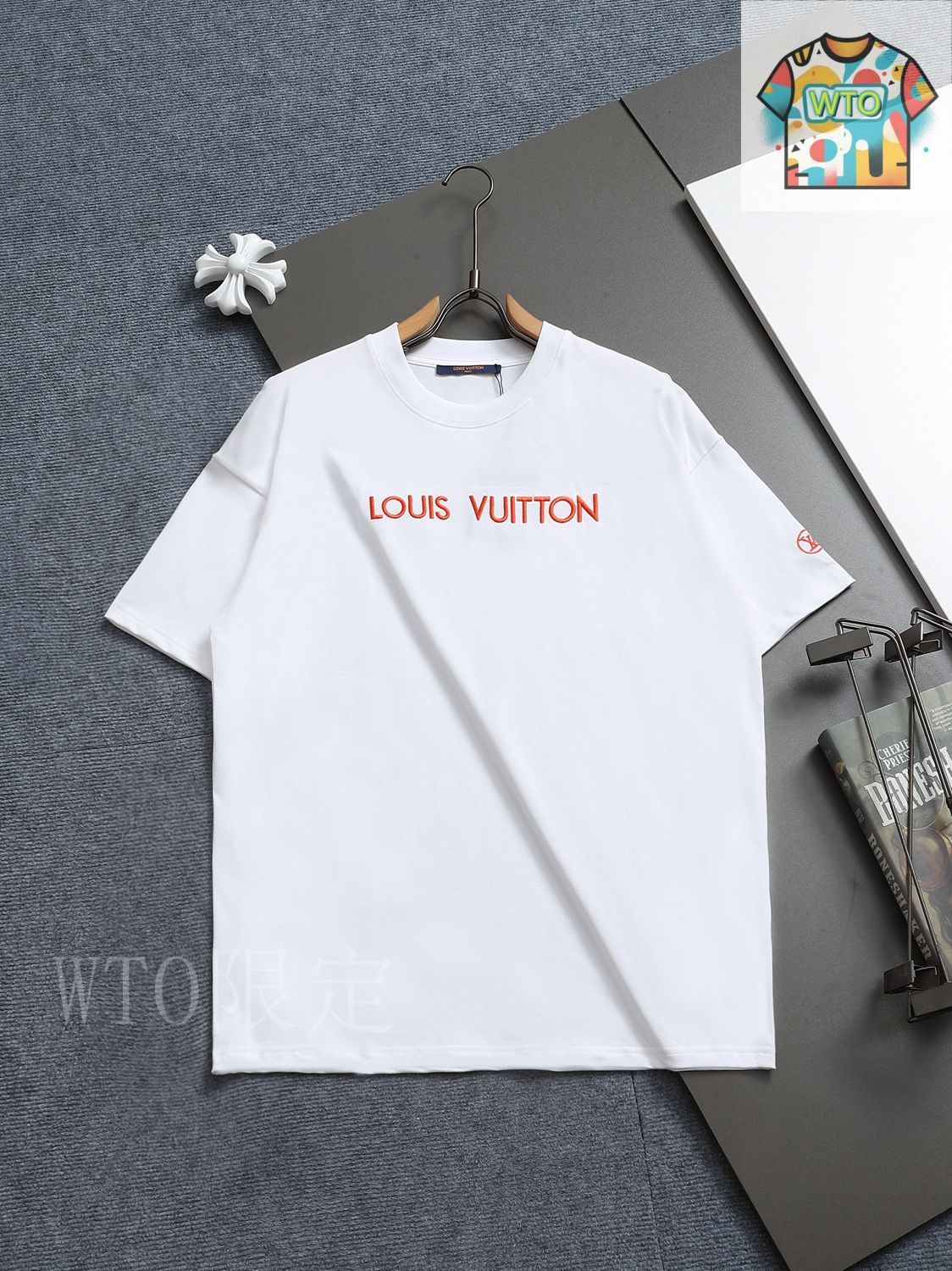 【胸元ゴールド刺繍がアクセント】Louis Vuitton上質ピケTシャツ 210.jpg