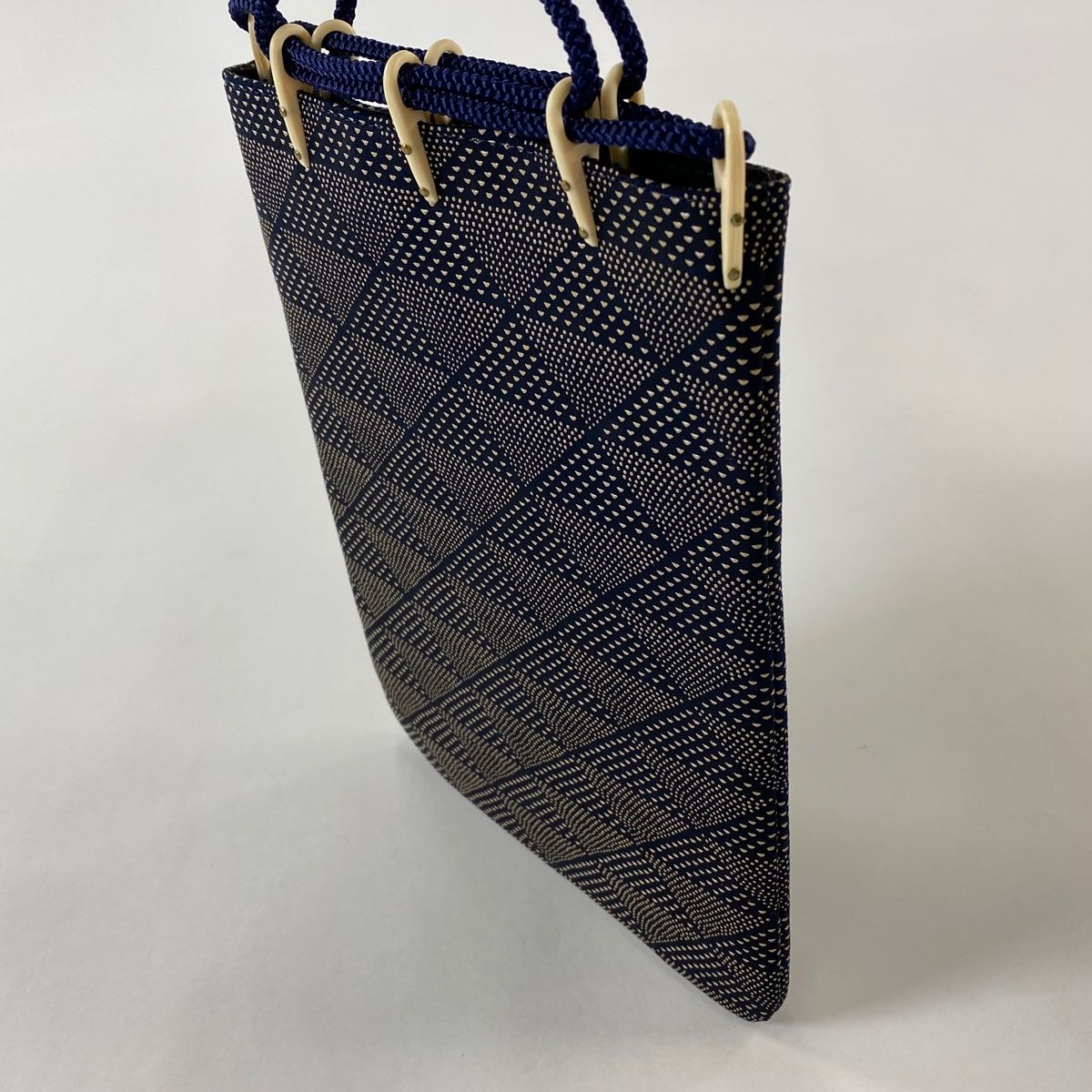 RR　箱付き未使用品級　印傳屋　鹿革　和装　合切袋　巾着袋 男着物 美品 逸品 印傳屋 合切袋 巾着 共箱付き 鱗 黒 鹿革 和装