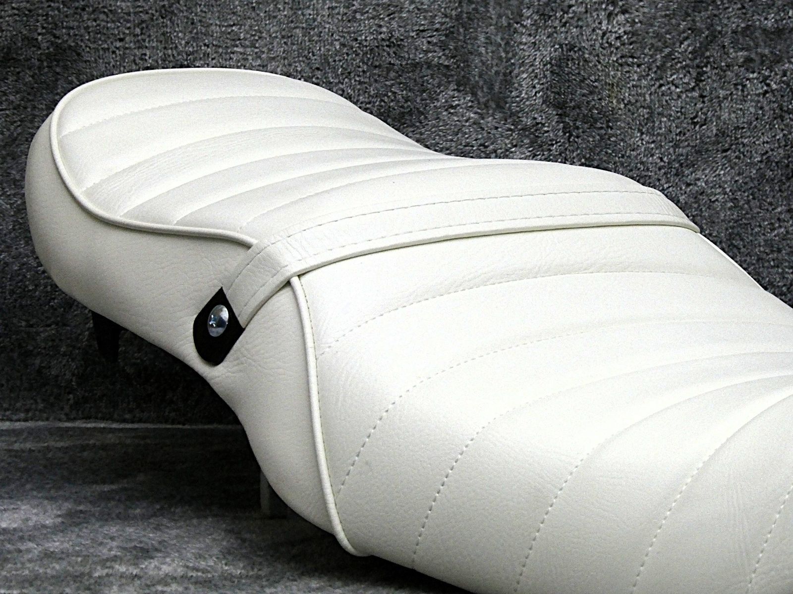 ホワイト レザー