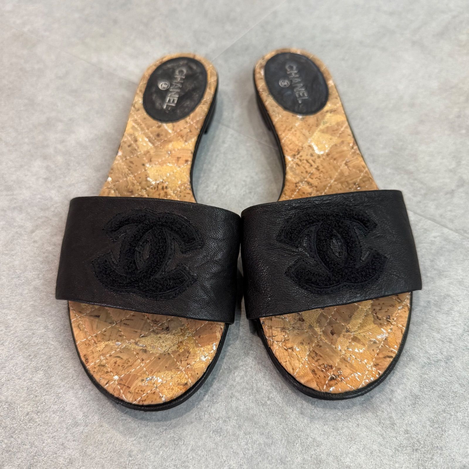 CHANEL ロゴ入りスライドサンダル 正規店購入 CHANEL シャネル ミュール サンダル レザー ブラック