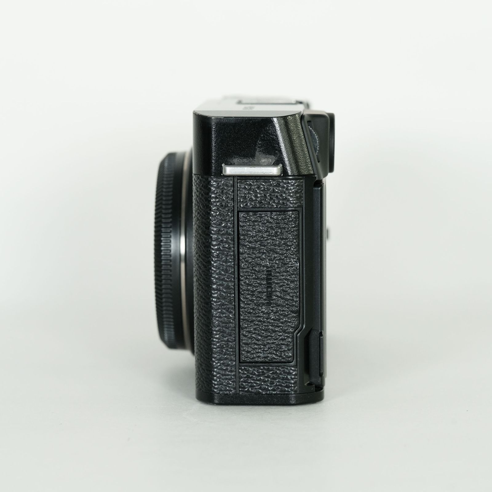 FUJIFILM 富士はフイルム X-E4 サムレスト付 富士フイルム、フラットデザインになった「X-E4」 - デジカメ Watch