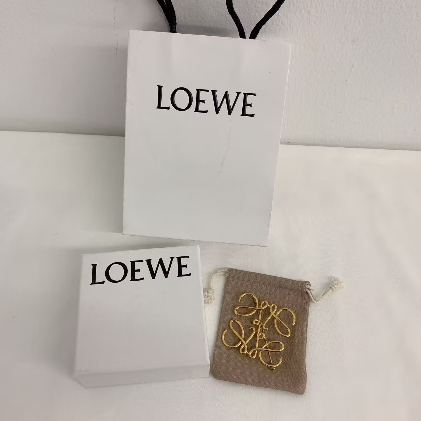 LOEWE ロエベブローチゴールド糸 - メルカリ