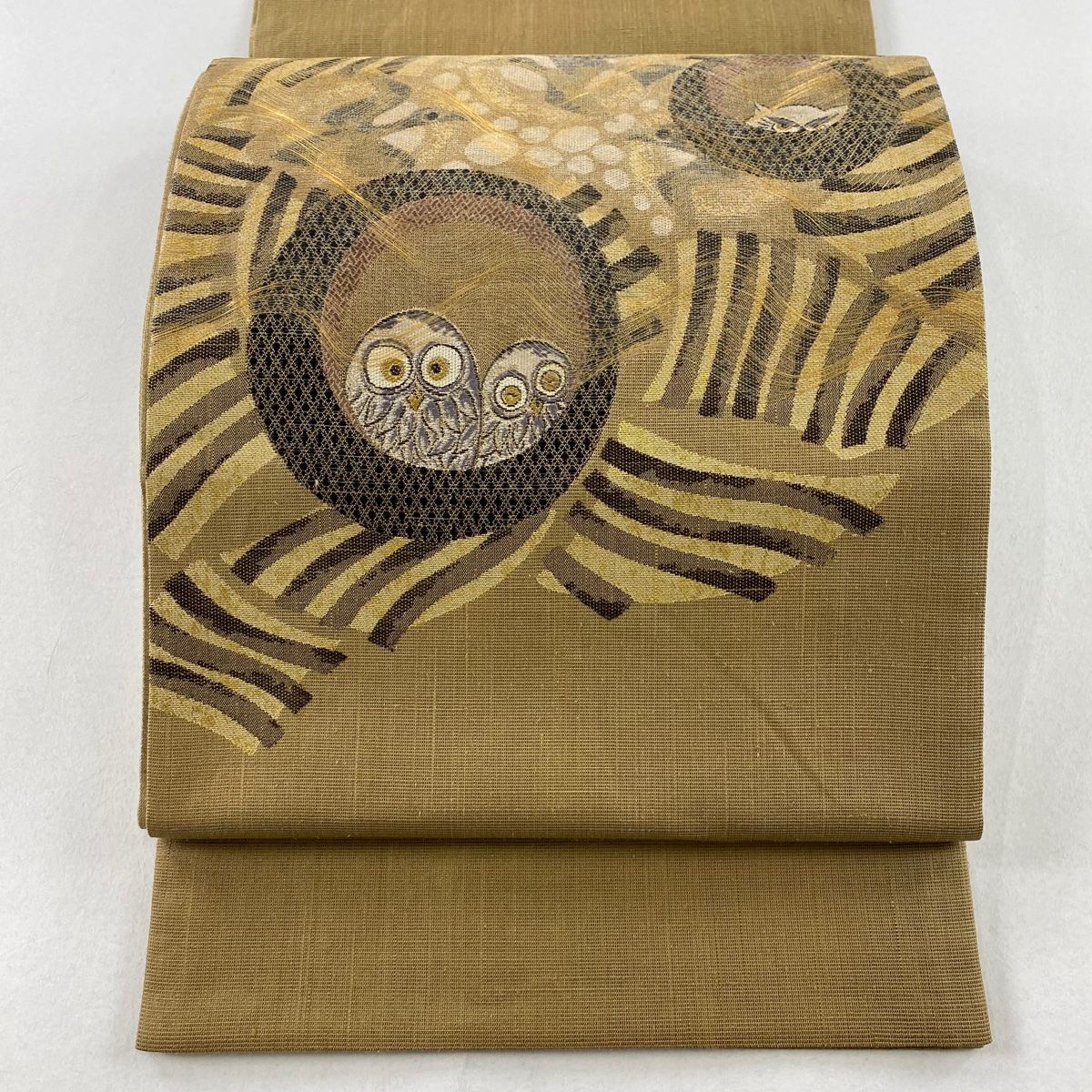 美しい 逸品 美品 袋帯 ふくろう 正絹 お太鼓柄 薄茶色 箔 金糸 鳥 着物・浴衣
