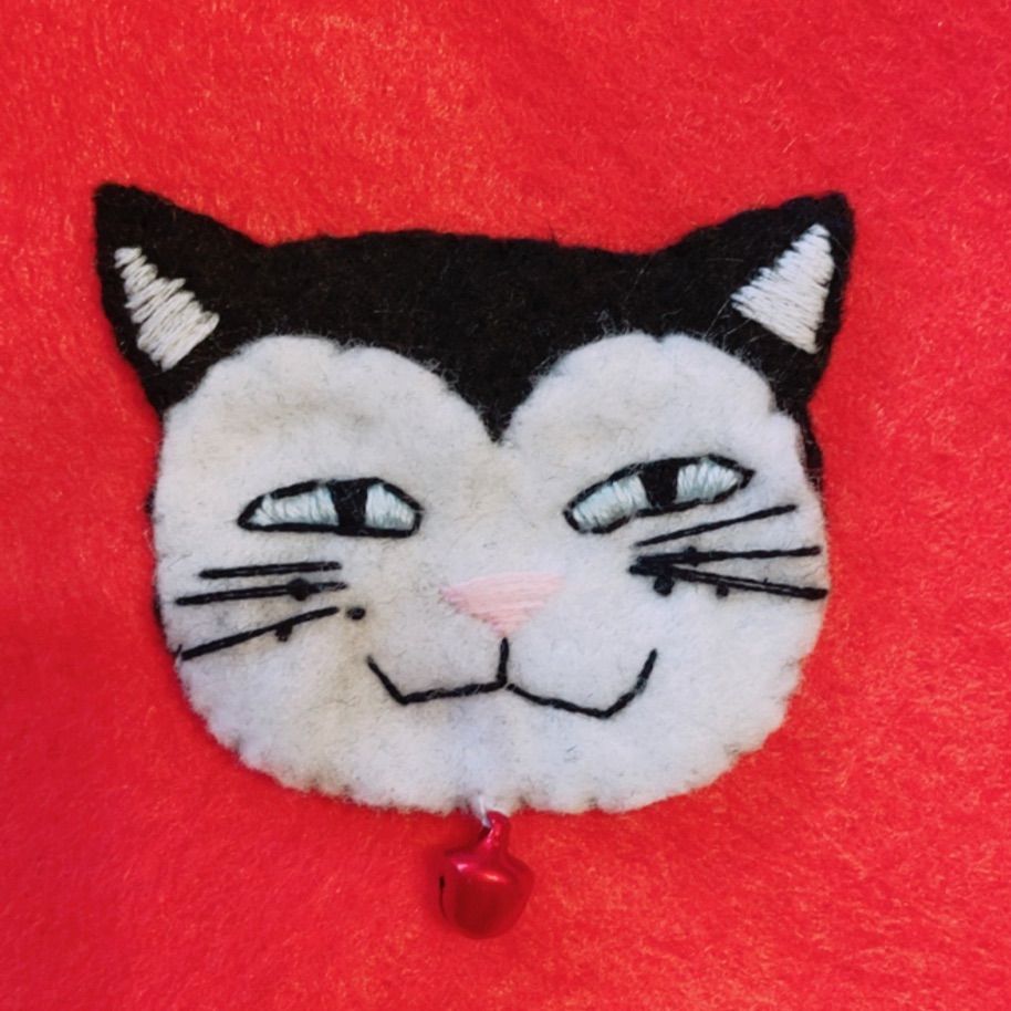 猫 刺繍 ブローチ ハンドメイド - メルカリ