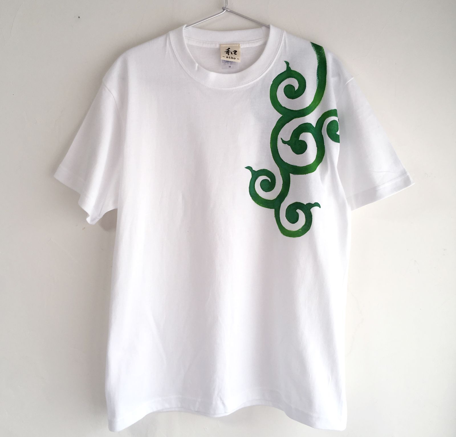 緑唐草柄メンズTシャツ 手描きで描いた唐草模様のTシャツ