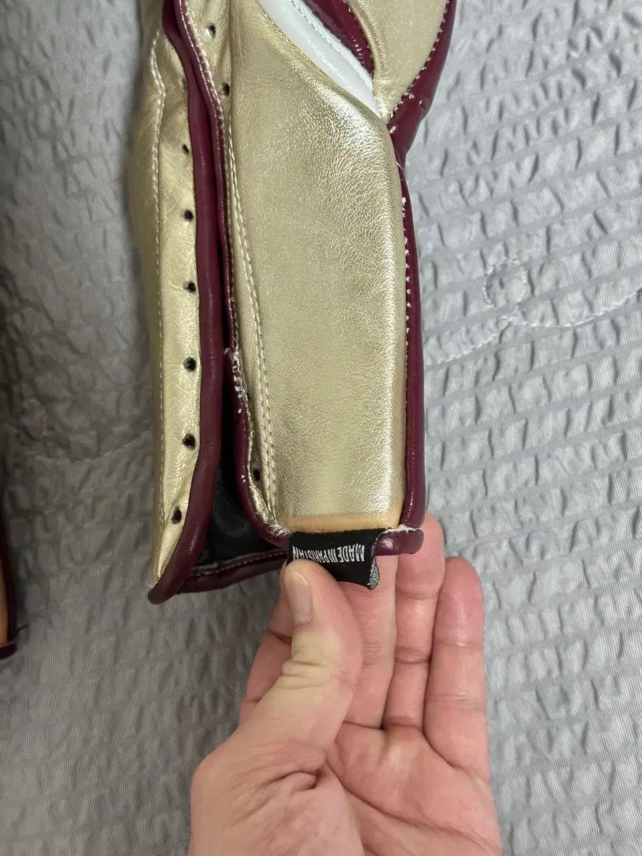 バーガンディー ゴールド