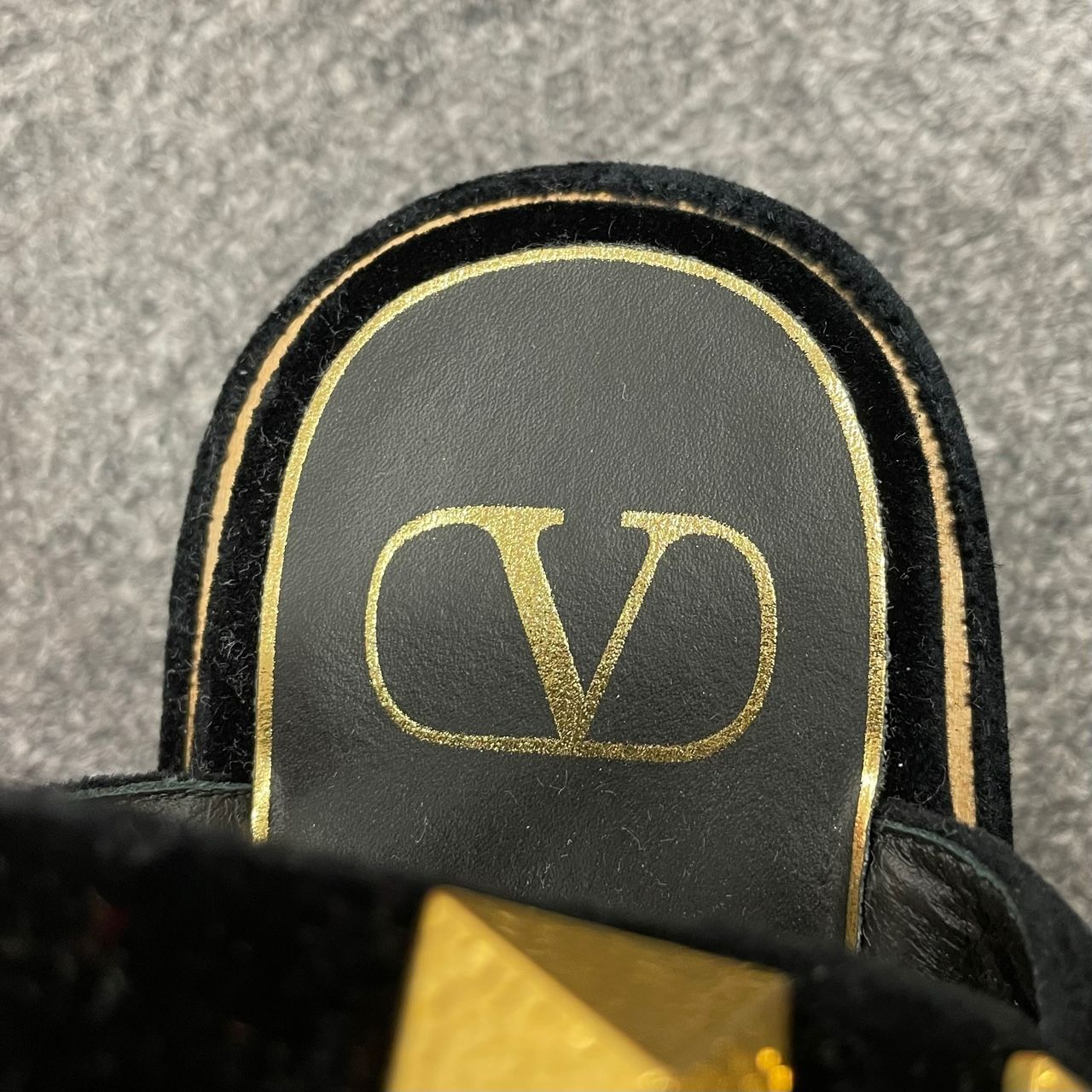 VALENTINO GARAVANI ロゴ ベロア ウッド ウェッジサンダル 2色 VALENTINO GARAVANI ロゴ ベロア ウッド ウェッジサンダル 2色 V