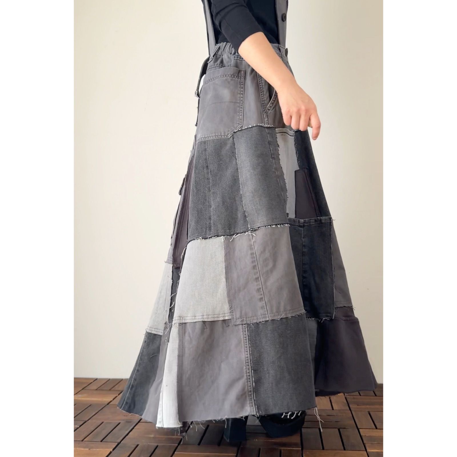 グレーの深みを重ねたアップサイクルジャンパースカート リメイクデニム