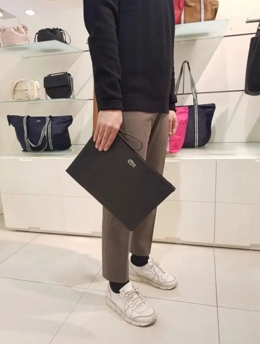 【雷市場（ポンジャン）商品韓国直送】 ユニセックス 未開封 新品 LACOSTE(ラコステ) クラッチ 出品