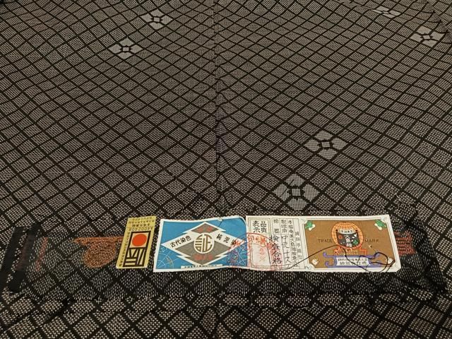 平和屋着物○本場大島紬 純泥染め 7マルキ 手織り 花菱文 証紙付き