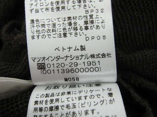 カーキ色
