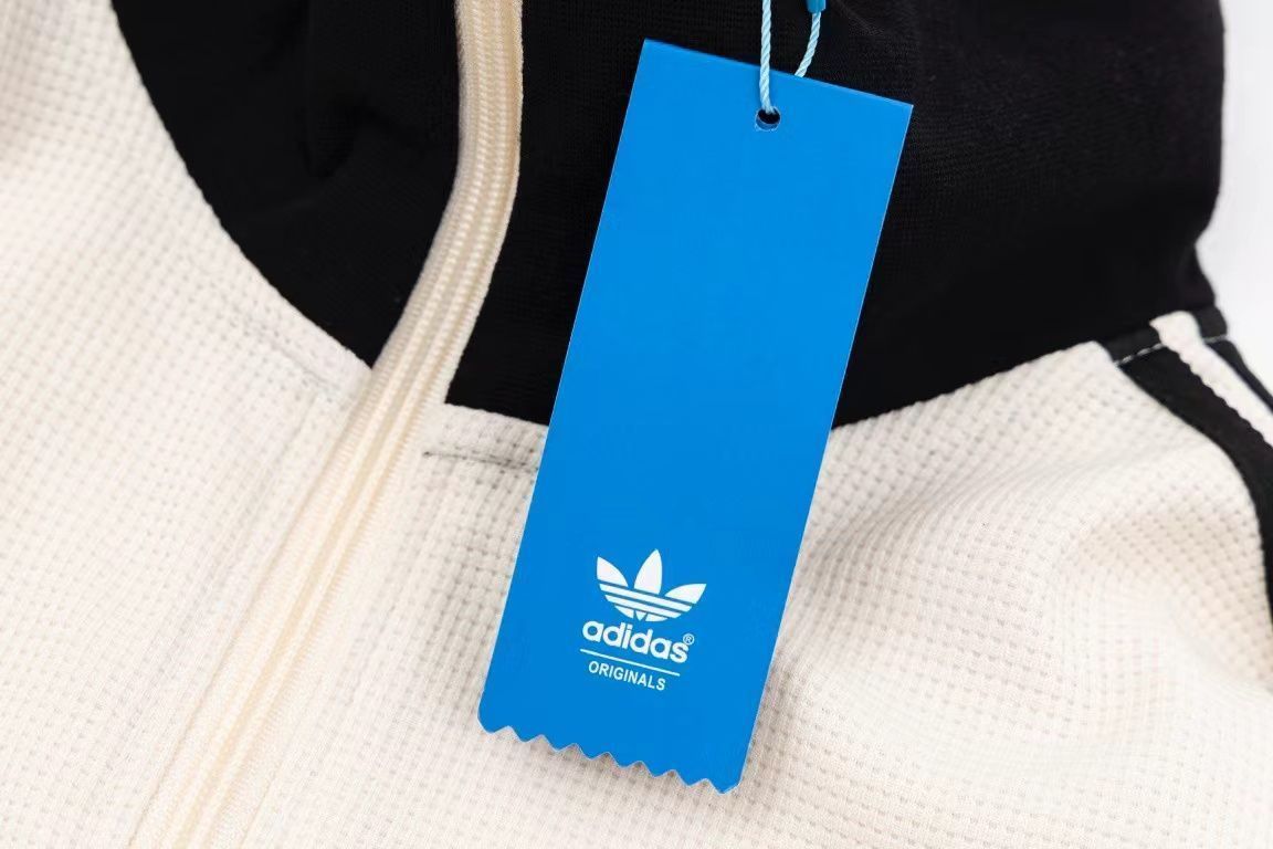 新品未使用 adidasワッフルトラックジャケット