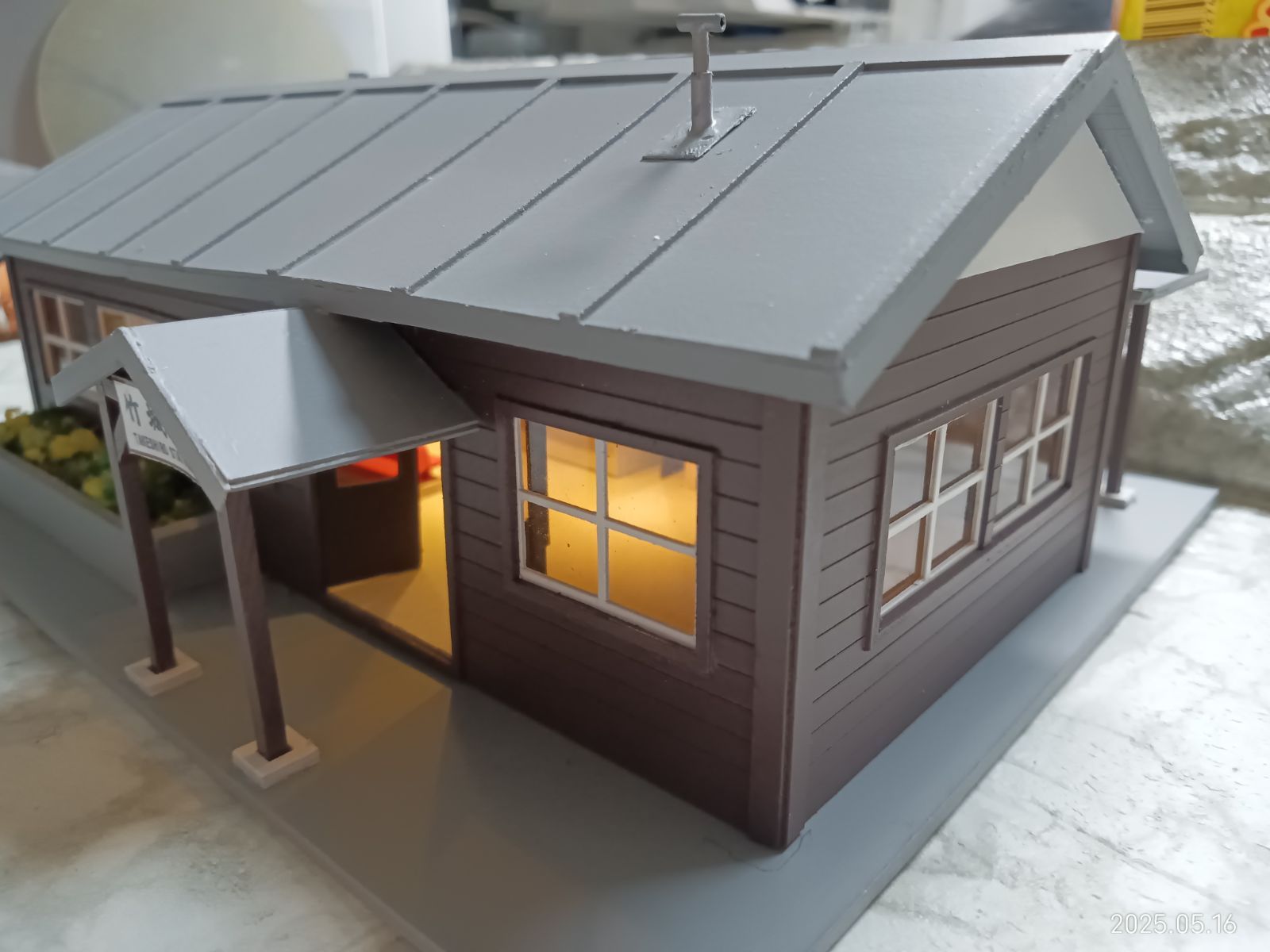 ホーム屋根付ストラクチャー 建屋照明付