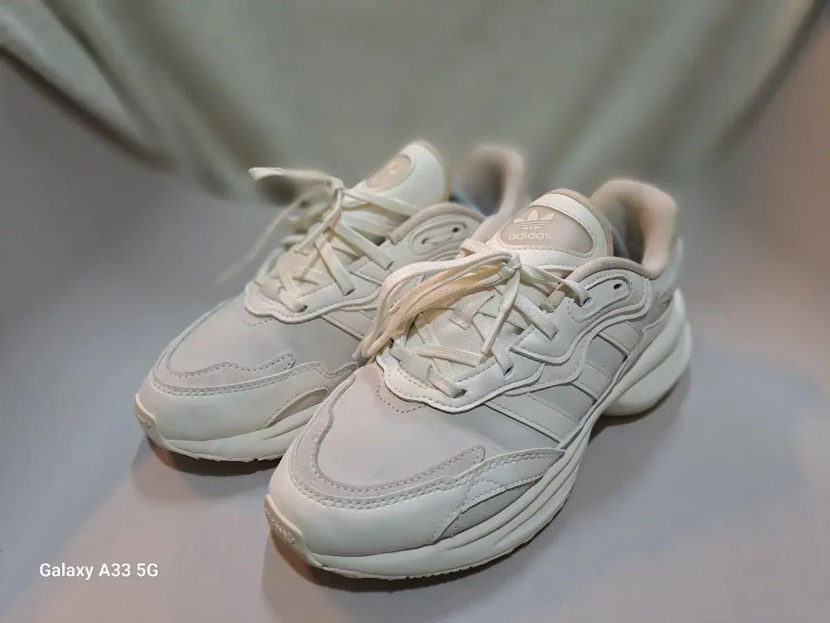 【雷市場（ポンジャン）商品韓国直送】adidas(アディダス) 兼用 ゲンティック スニーカー 225