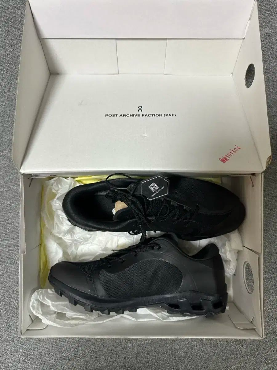 パフ オン ランニング クラウド ベンチャー ブラック 235