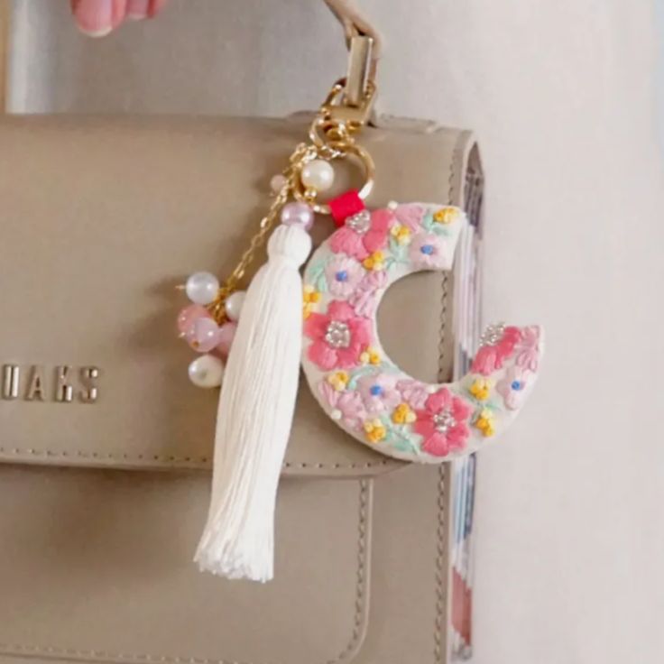 お花のイニシャルキーホルダー♪ オーダーメイド〉イニシャルキーホルダー【花とパール
