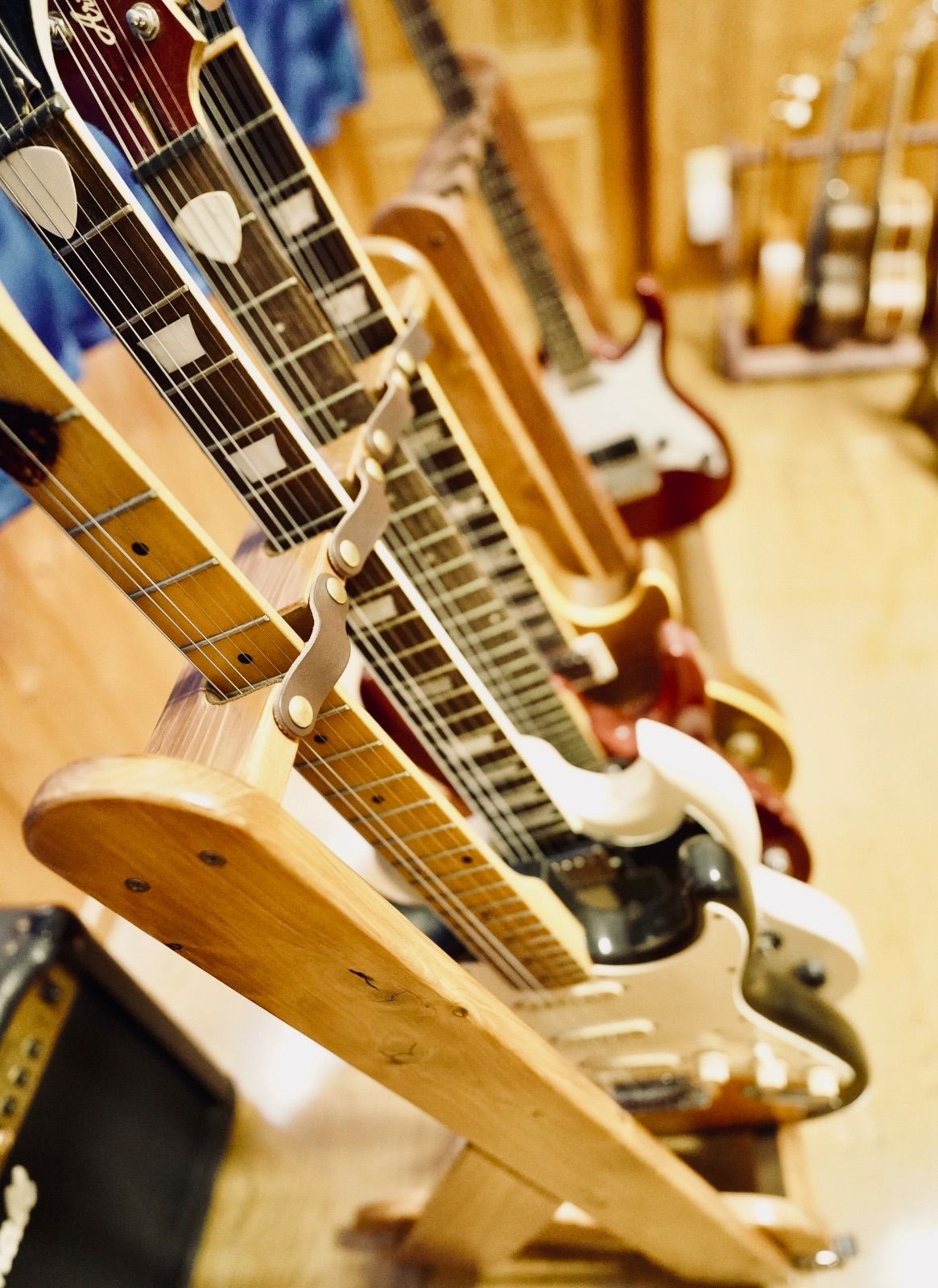 １台 手作り木工 木製ギタースタンド ４本掛け キャスター 転倒防止ベルト付き