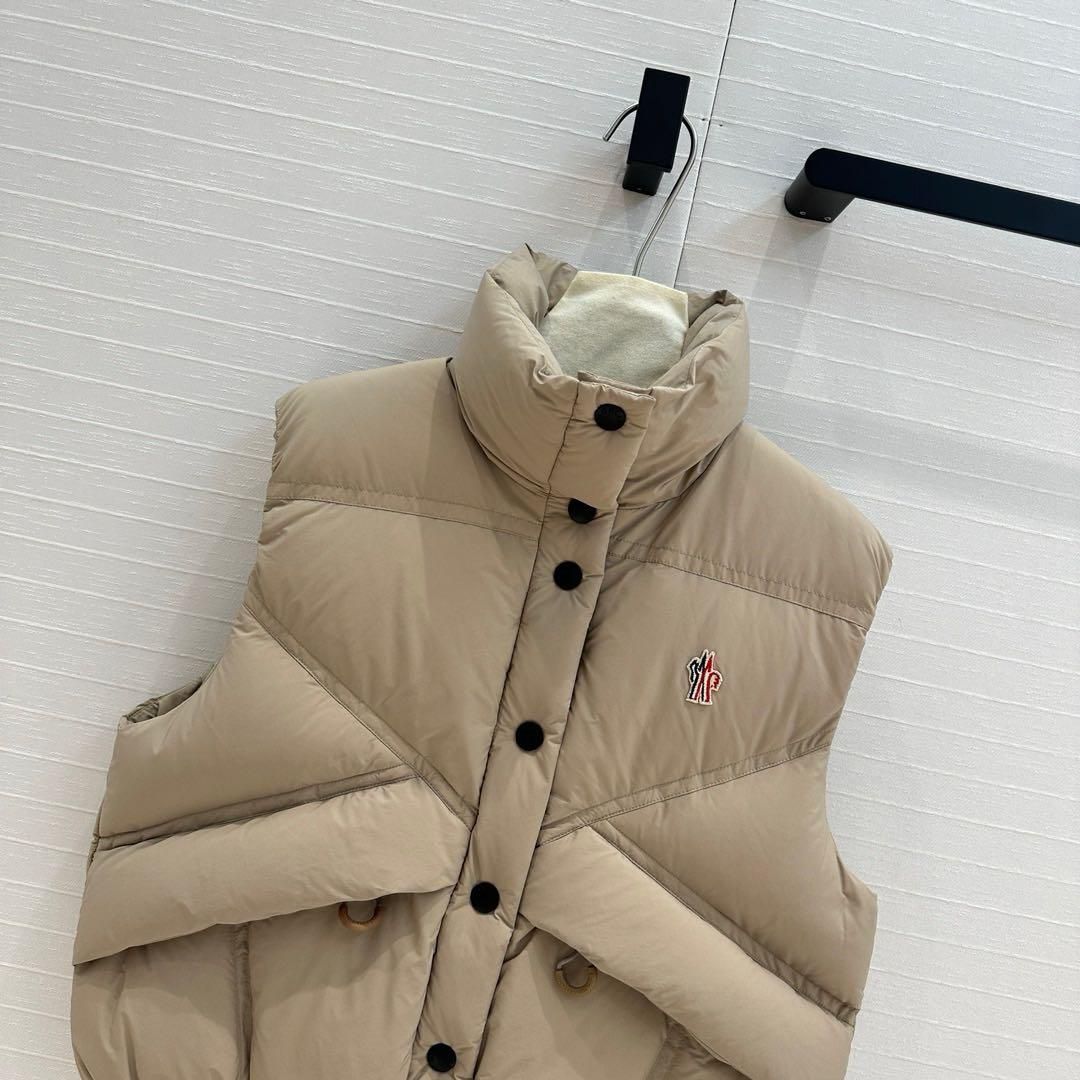 MONCLER ベージュ ダウンベスト｜本日限定特価｜新品未使用 - メルカリ