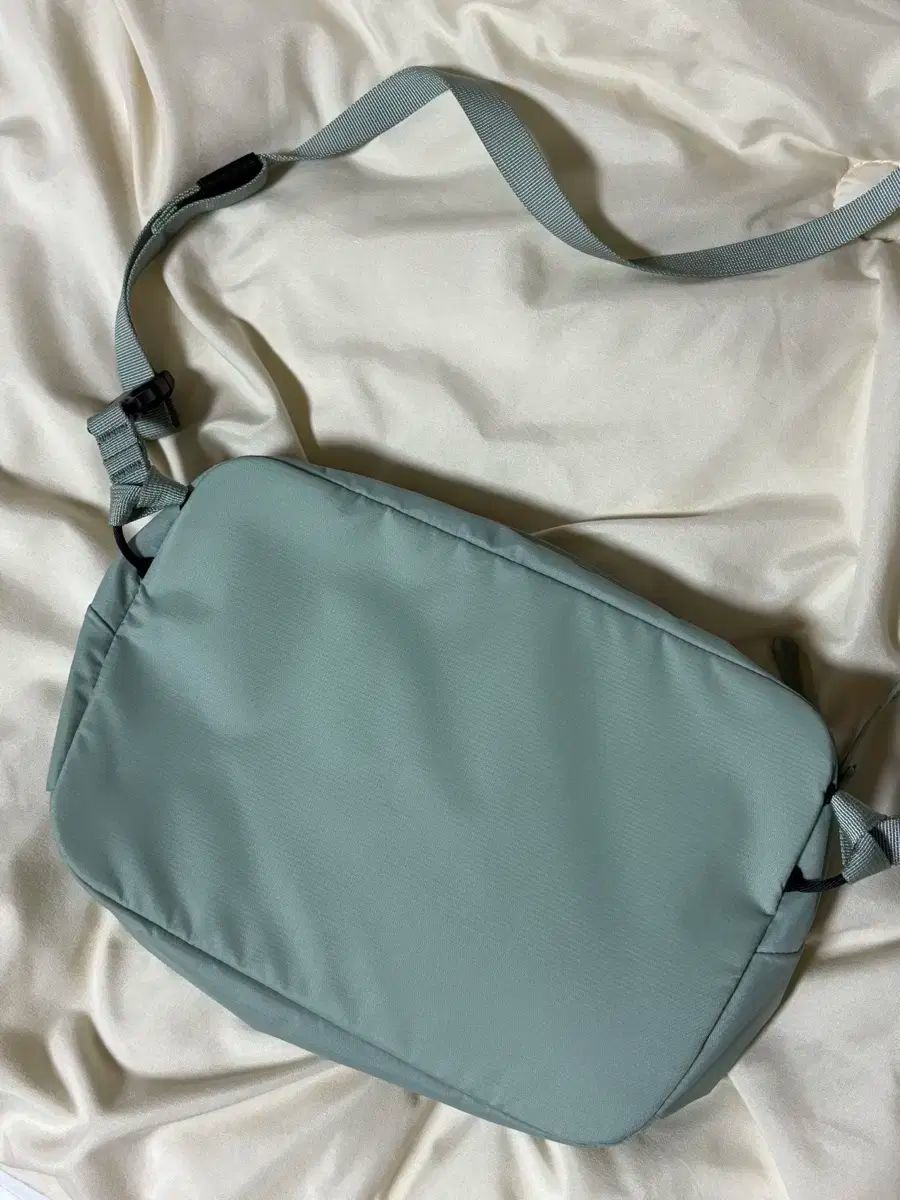 クロスボディーバッグ ストーングリーン
