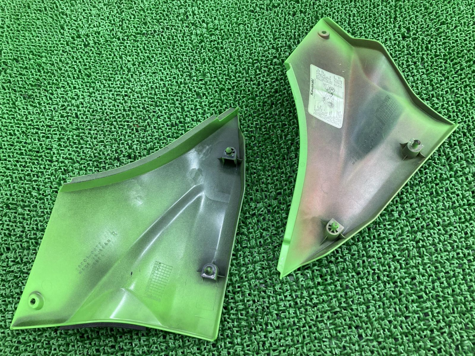 ZX-10R サイドカバー 左右 緑 36001-0071/36001-0072 カワサキ 純正 2006年式外し ZXT00D 36001-0071 36001-0072 【中古】 91 ZX-10R サイドカバー 左右 緑 36001-0071/36001-0072 カワサキ 純正