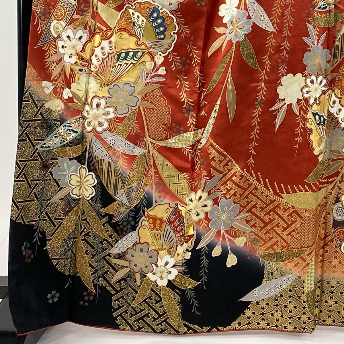 D538 振袖 枝垂れ桜 金彩 黒地 正絹 着物 袷 美品 振袖 身丈167.5cm 裄丈67.5cm L 袷 蝶 枝垂れ桜 金糸 金彩 赤