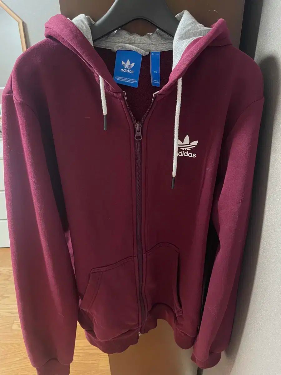 アディダス バーガンディ フードジップアップ