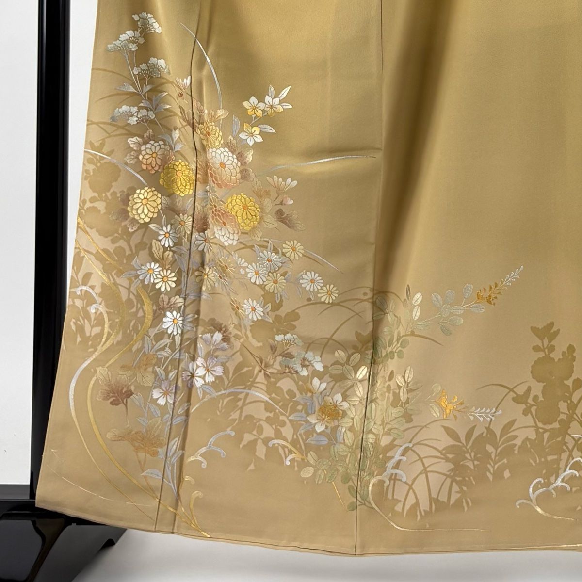 色留袖 身丈161.5cm 裄丈65cm M 袷 和田光正 落款 秋草 シルエット 金銀彩 ベージュ 正絹 三つ紋