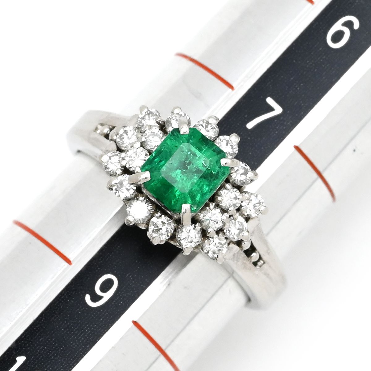 Pt 900 エメラルド、ダイヤ 入り リング