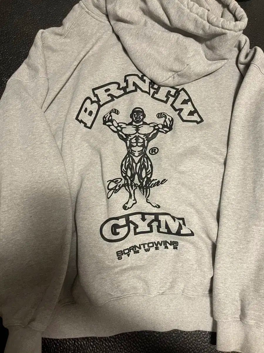 BORN TO WIN 後ろロゴ フード付きジップアップ 2 サイズ