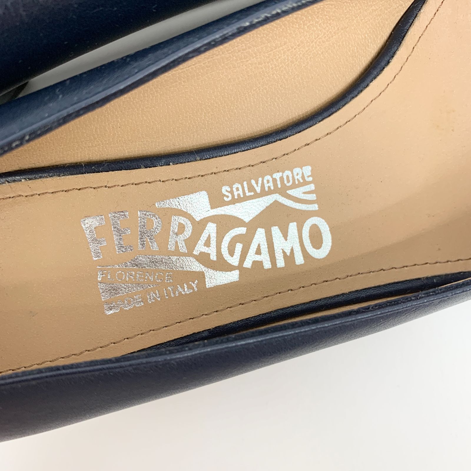 Salvatore Ferragamo Siena ネイビー 6 1/2 C Salvatore Ferragamo Siena ネイビー 6 1/2 C