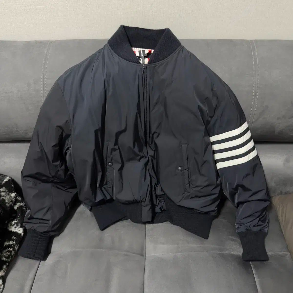 5 サイズ Thom Browne(トム・ブラウン) ボンバー (パッド) MJD103X ー 07259 015